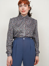 Load image into Gallery viewer, Grey dotted button-up blouse (L-XL)
