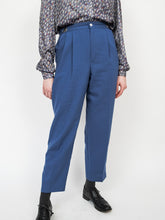 Load image into Gallery viewer, Vintage blue pleated trousers (M)
