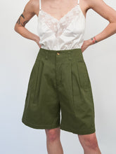 Load image into Gallery viewer, Vintage army green pleated shorts (XS-S)
