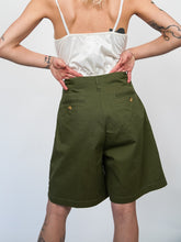 Load image into Gallery viewer, Vintage army green pleated shorts (XS-S)
